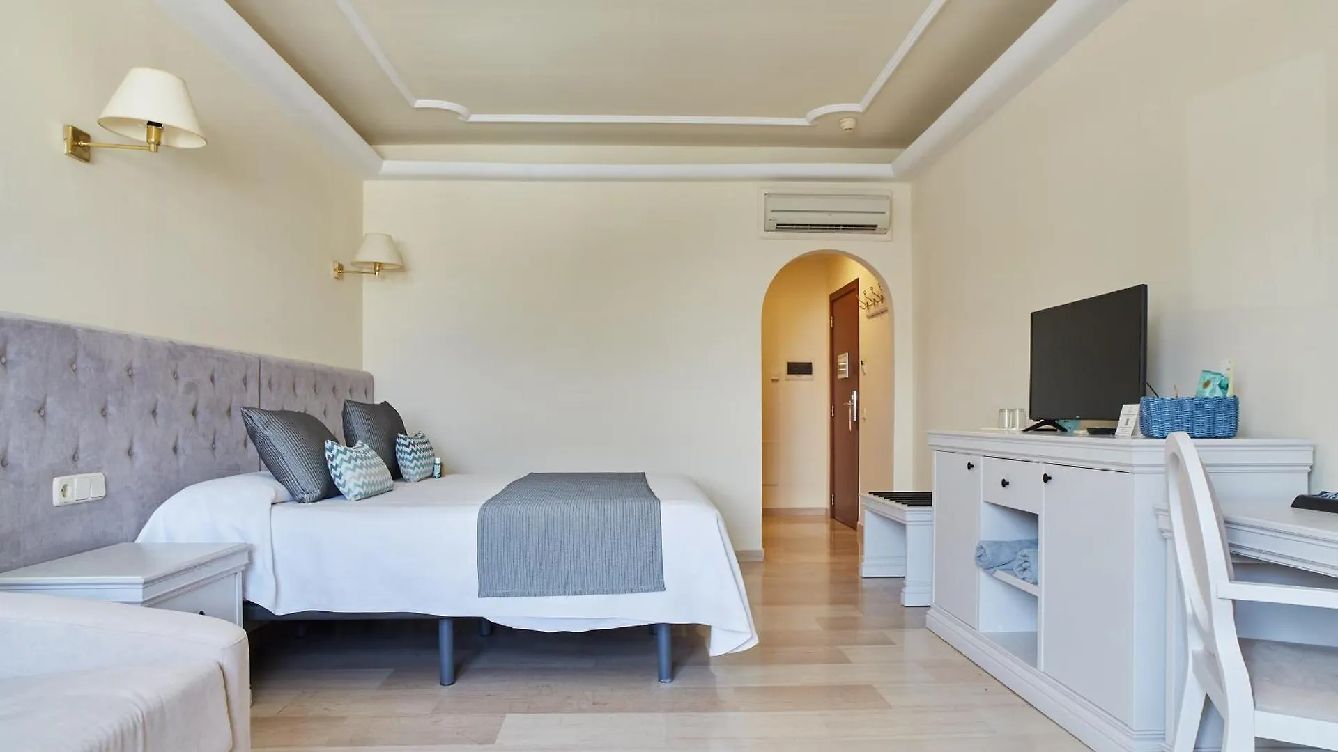 Grand Hotel Palladium Santa Eulalia Del Rio 5*, Santa Eularia des Riu